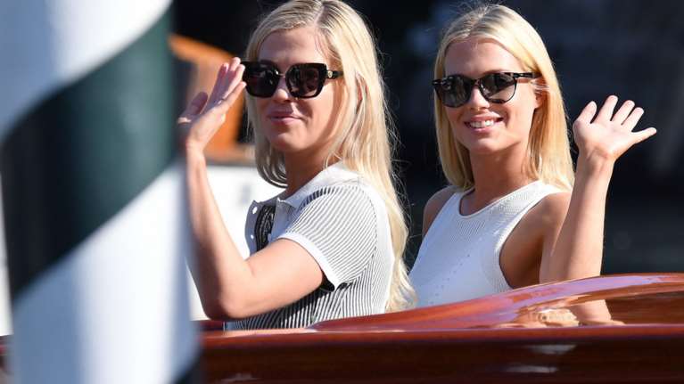 Λαίδη Αμέλια και Ελάιζα Σπένσερ: Δίχασαν στο Φεστιβάλ Βενετίας οι ανιψιές της πριγκίπισσας Νταϊάνα