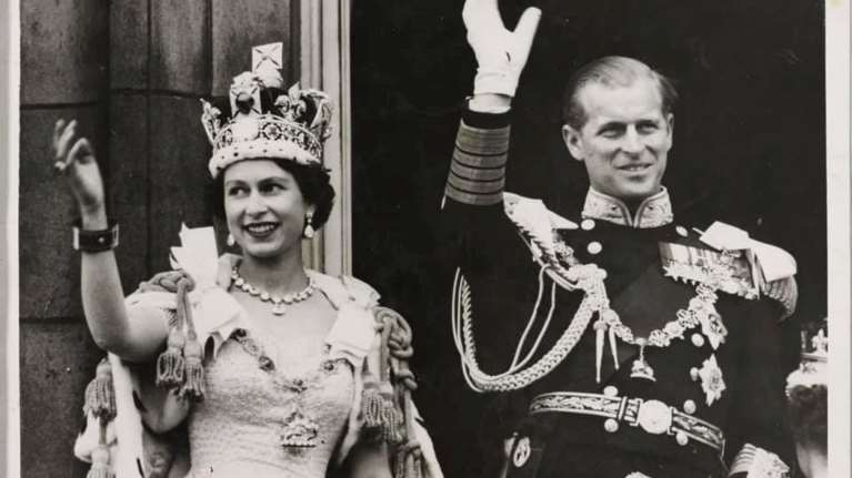 The Crown 4: Οι ανακρίβειες και οι αλήθειες για τον πρίγκιπα Φίλιππο