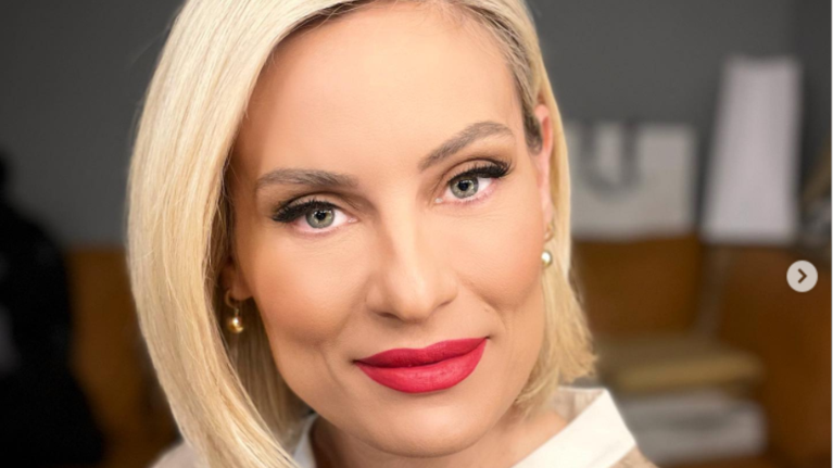 Αλεξάνδρα Μαροσούλη: Η κόρη της Μελέτη τρύπωσε στο καμαρίνι και ποζάρει με τις κόκκινες γόβες της μαμάς της