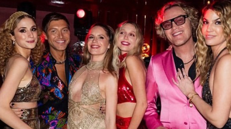 Μαρία Ολυμπία - Ευγενία &amp; Ηλέκτρα Νιάρχου: Οι εμφανίσεις υπερπαραγωγή σε 70&#39;s πάρτι στο Λονδίνο