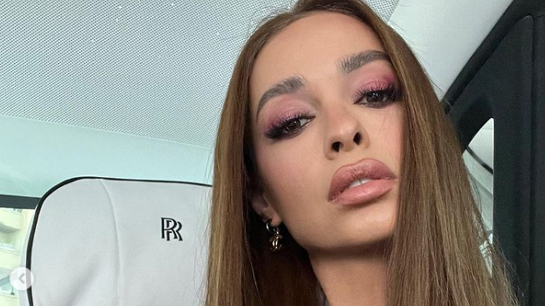 Eλένη Φουρέιρα: Με athleisure look στο Λονδίνο - Το λευκό crop τοπ που συνδύασε με κολεγιακό τζάκετ