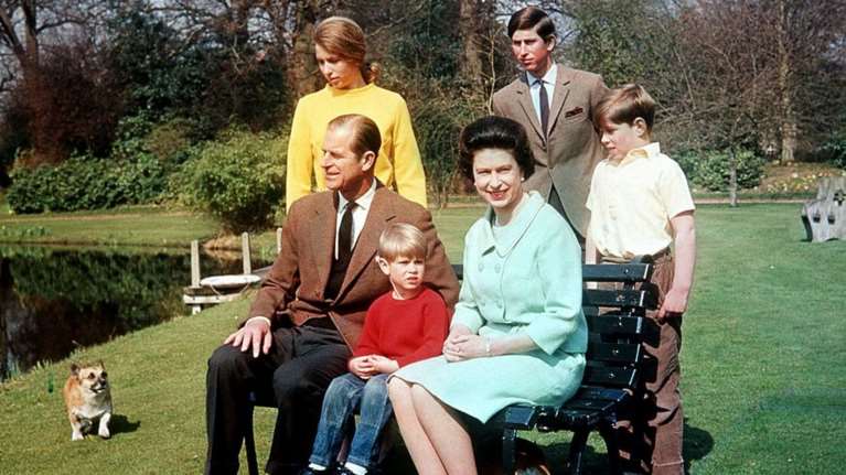 Πορτοκαλί σαλόνι, πάρα πολλά διακοσμητικά και βιβλία παντού: Δείτε πού ζει η πριγκίπισσα Άννα