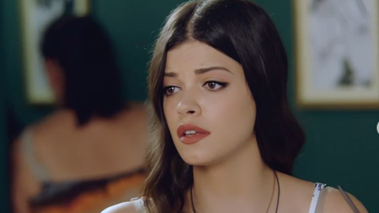 Τζένη Καζάκου: Η πανέμορφη ηθοποιός ποζάρει χτυπημένη και κακοποιημένη