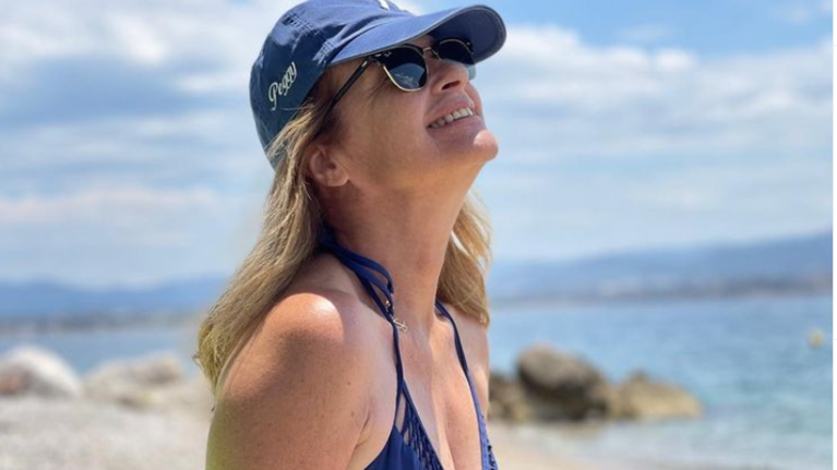 Πέγκυ Σταθακοπούλου: Έτσι είναι το σώμα της στα 61 της - Η φωτογραφία με μπικίνι στην ακρογιαλιά