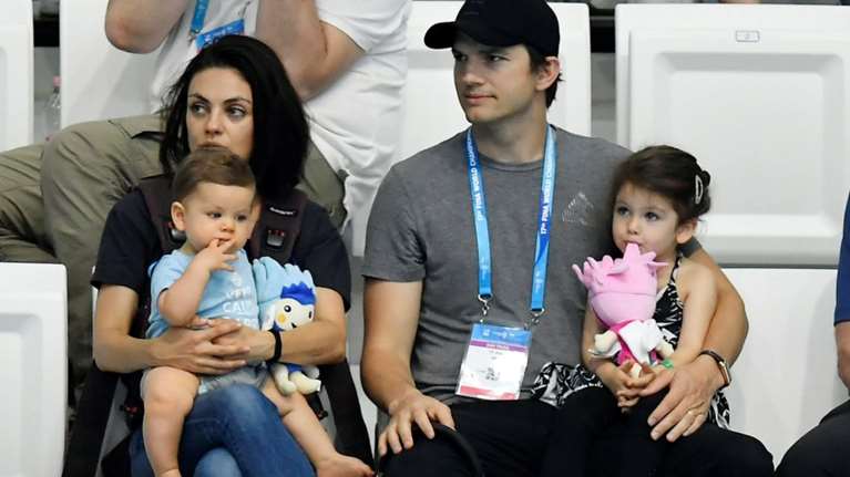 Αστον Κούτσερ - Μίλα Κούνις: Δεν πλένουμε τα παιδιά μας κάθε μέρα, δεν έχει νόημα