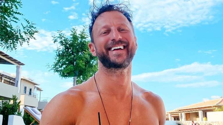 O Κώστας Καραφώτης πετάει το μπλουζάκι και αποκαλύπτει το εκπληκτικό κορμί που έχει χτίσει