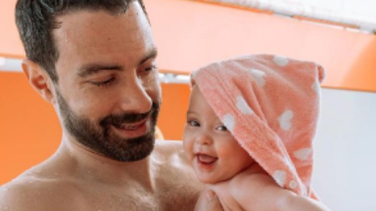 Μπόμπα - Τανιμανίδης: Οι δίδυμες ξεκίνησαν κολύμπι - Η φωτό με τα μπουρνούζια τους