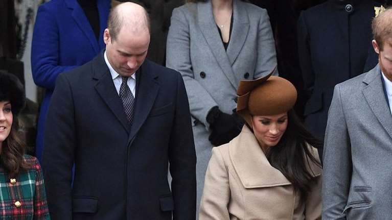 Βασιλικά χριστουγεννιάτικα δώρα: Το... πλαστικό ποντίκι και το σκουφάκι με τη βρισιά