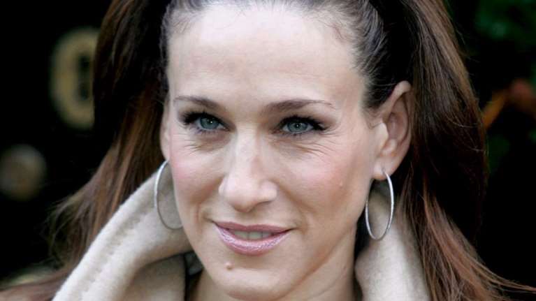 Σάρα Τζέσικα Πάρκερ: Φόρεσε το puffer μπουφάν σαν γνήσια Carrie Bradshaw