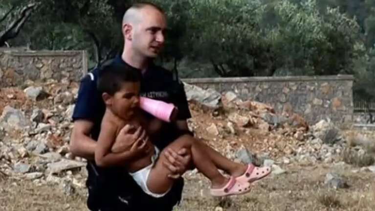 Μιλά ο πατέρας του αστυνομικού που έσωσε παιδάκι από τη φωτιά στα Δερβενοχώρια- &quot;Ενιωσα συγκίνηση&quot;