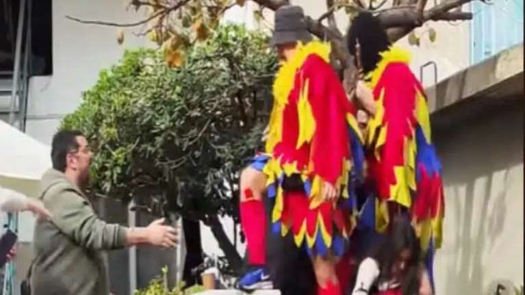 Έπεσε ξύλο στο Ρέθυμνο: Πιάστηκαν στα χέρια καρναβαλιστές που είχαν ντυθεί πτηνά [βίντεο]