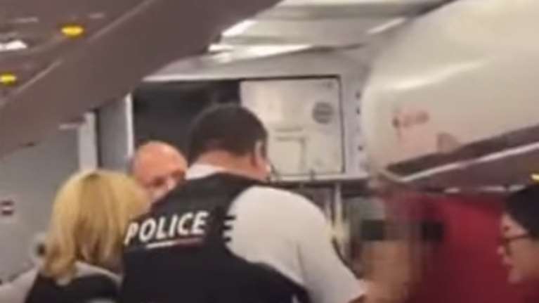 Τρόμος σε πτήση Λάρνακα - Μάντσεστερ: Γυμνή γυναίκα προσπάθησε να μπει στο πιλοτήριο φωνάζοντας &quot;Allahu Akbar&quot; [βίντεο]