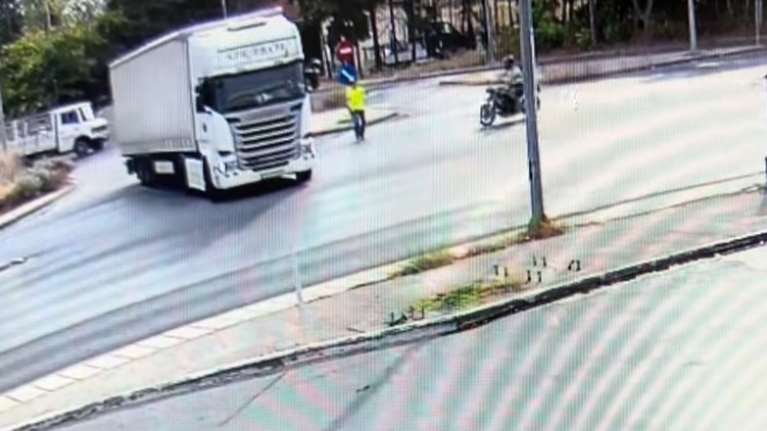 Βίντεο ντοκουμέντο: H στιγμή της σφοδρής σύγκρουσης μοτοσικλέτας με νταλίκα  στη Θεσσαλονίκη – Νεκρός 29χρονος