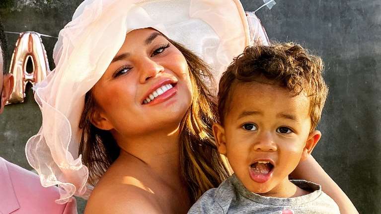 Η Κρίσι Τέιγκεν είναι η πρώτη διασημότητα που ακολούθησε στο Twitter ο Μπάιντεν