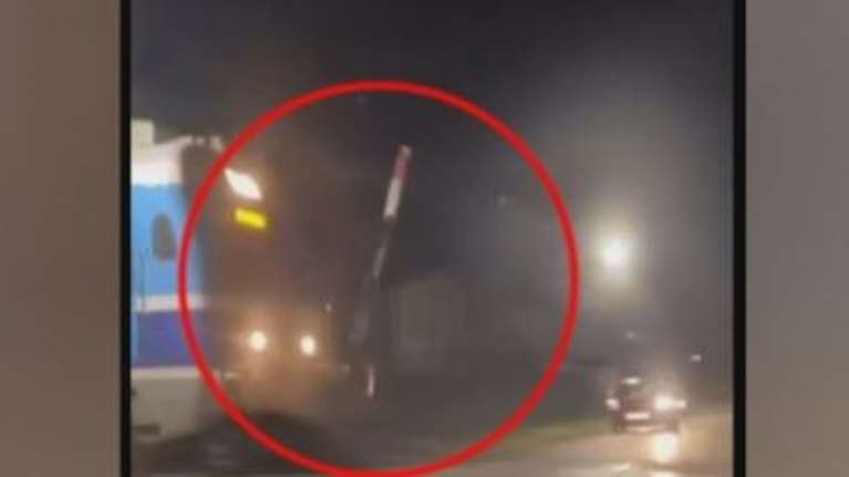 Αλεξάνδρεια Ημαθίας: Βίντεο ντοκουμέντο από τη στιγμή που τρένο περνάει με ανοιχτές μπάρες από διάβαση