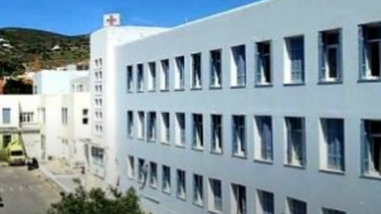 Σύρος: Χαμός με αρνήτρια που διαδήλωνε και τραυματίστηκε - Αρνήθηκε να φορέσει μάσκα μέσα στο νοσοκομείο