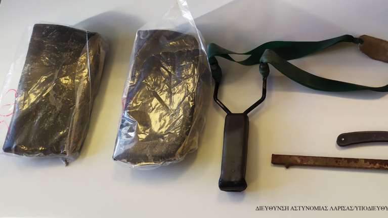 Συνελήφθησαν στην Αττική δύο αλλοδαποί για διακίνηση ναρκωτικών και παράνομη οπλοκατοχή