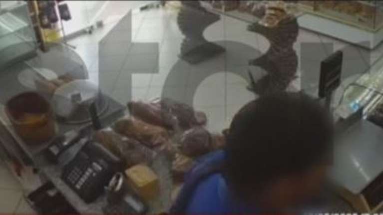 Πόρτο Ράφτη: Ιδιοκτήτης φούρνου πάλεψε σώμα με σώμα με ληστή - Βίντεο - ντοκουμέντο