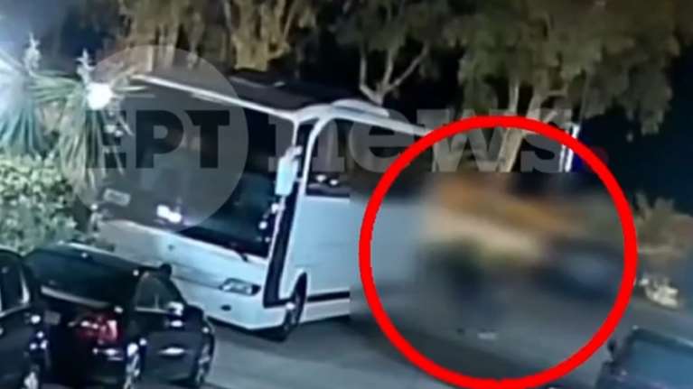 Ολόκληρο το βίντεο - ντοκουμέντο από τη δολοφονία της Γαρυφαλλιάς στην Πάτρα – Τη χτυπάει και πέφτει αναίσθητη