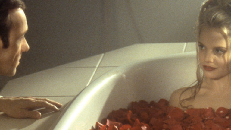 Μίνα Σουβάρι: Φίλος των μεγαλύτερων αδελφών μου με βίαζε από 12 ετών - Σοκάρει η ηθοποιός του &quot;American Beauty&quot;