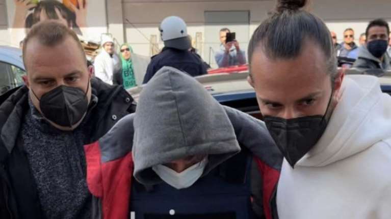 Μακελειό στην Ανδραβίδα: Στα δικαστήρια ο δράστης - Με κουκούλα, μάσκα και σκυμμένο κεφάλι [Εικόνες, βίντεο]