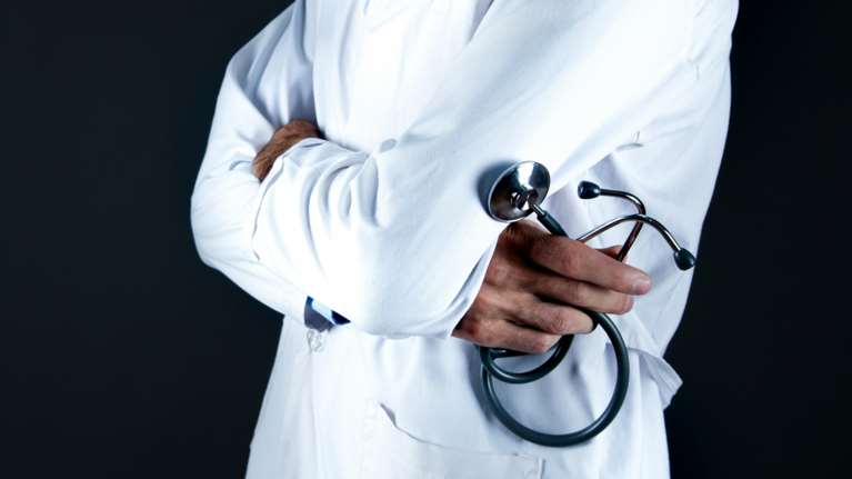 Πάτρα: Ελεύθερος υπό όρους ο γιατρός που δεν άφηνε τη σύζυγό του να πάει στο νοσοκομείο για θρησκευτικούς λόγους