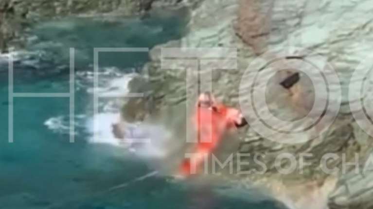 Φολέγανδρος: Βίντεο ντοκουμέντο - Η στιγμή που ανασύρεται το πτώμα της άτυχης Γαρυφαλλιάς από τη θάλασσα