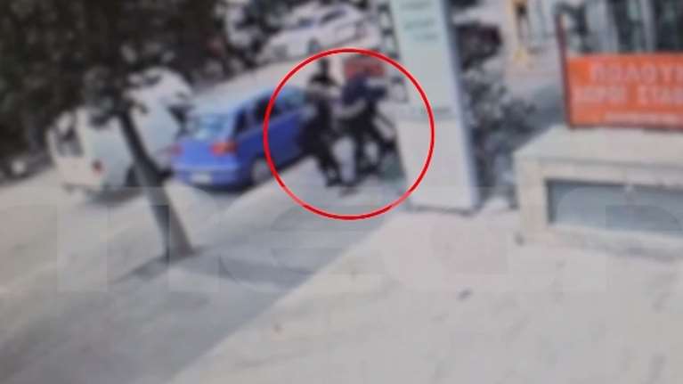 &quot;Ή θα γονατίσεις ή θα σε μαχαιρώσουμε&quot;: Πατέρας χτύπησε 16χρονους που απείλησαν και επιτέθηκαν στον 17χρονο γιο του [βίντεο]