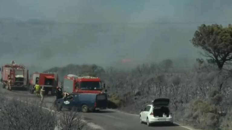 Κύθηρα: Μεγάλη αναζωπύρωση της φωτιάς - Νέο μήνυμα "112" για εκκένωση σε τρεις οικισμούς