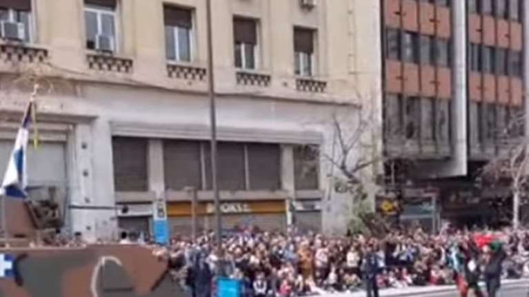 Οκτώ προσαγωγές στην παρέλαση της 25ης Μαρτίου - Μπήκαν με παλαιστινιακές σημαίες μπροστά στα άρματα