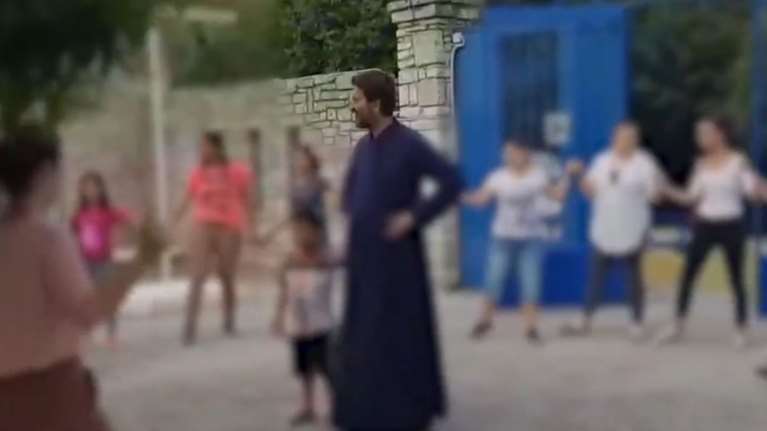 &quot;Παπα - Αντώνη μας... λεβέντη&quot;: Τα παιδιά της Πωγωνιανής &quot;άλλαξαν&quot; ηπειρώτικο τραγούδι για τον ιδρυτή της Κιβωτού [βίντεο]