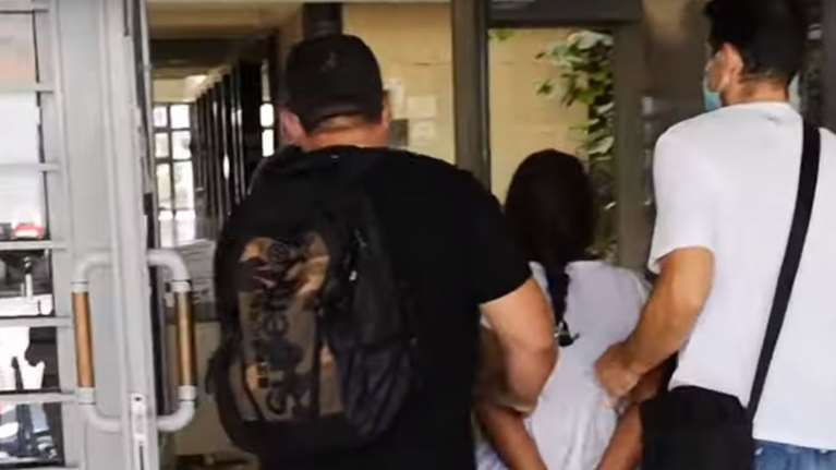 Θεσσαλονίκη: Ποινική δίωξη για απόπειρα ανθρωποκτονίας στη γυναίκα που μαχαίρωσε 27χρονη για ερωτική ζήλια