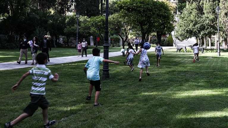 Γονέας χτύπησε ομαδάρχη στην Κρήτη επειδή ζήτησε από το παιδί του να φορέσει μάσκα