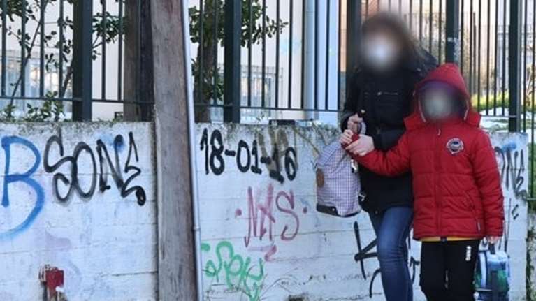 Αγία Παρασκευή: Η μητέρα του 13χρονου για τους ανήλικους &quot;νταήδες&quot;- &quot;Ήταν ξυπόλητος και έτρεχαν αίματα&quot;