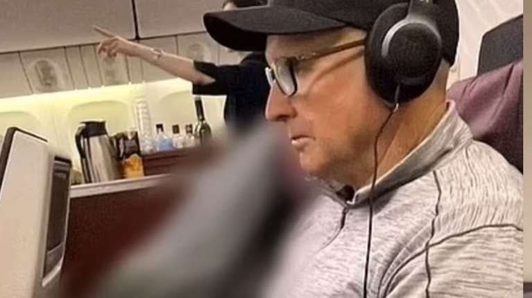 Φρίκη στον αέρα: Γυναίκα πέθανε εν πτήσει και την έβαλαν δίπλα σε ζευγάρι για 4 ώρες σκεπασμένη με κουβέρτες