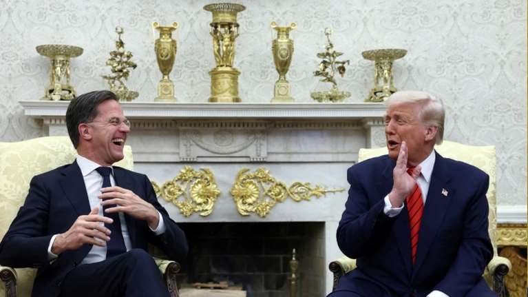 &quot;Χρυσός παντού&quot;: Ο Ντόναλντ Τραμπ έκανε το Οβάλ Γραφείο να... λάμπει