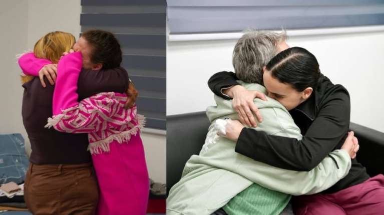 &quot;Ο εφιάλτης της κόρης μου στη Γάζα τελείωσε&quot; - Επανενώθηκαν με τις μητέρες τους στο Ισραήλ οι τρεις όμηροι [βίντεο]