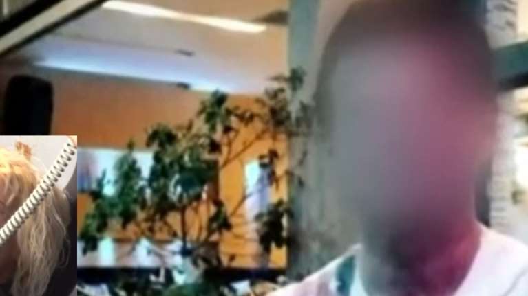 Μεσολόγγι: &quot;Μίλα ρε κ@θ@κ@, πού είναι το παιδί μου; Τέρας&quot; - Η μάνα του Μπάμπη ουρλιάζει όταν φυγαδεύουν τον κρεοπώλη