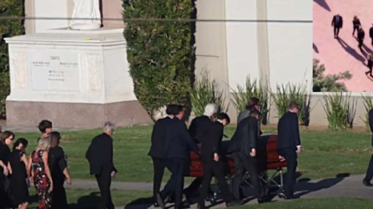 Έγινε η κηδεία του Μάθιου Πέρι - Τα &quot;Φιλαράκια&quot; τον συνόδευσαν στην τελευταία του κατοικία [εικόνες - βίντεο]