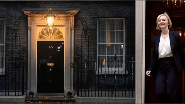 Τρίζει η καρέκλα της Λιζ Τρας στη Βρετανία: &quot;Δεν θα βγάλει ούτε την ημέρα&quot; - Την καλούν να παραιτηθεί