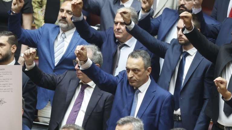 Απίστευτη &quot;ανταρσία&quot; στους Σπαρτιάτες: Εννέα βουλευτές &quot;αδειάζουν&quot; τον Στίγκα και στηρίζουν τον Κασιδιάρη μέσω... Φλώρου