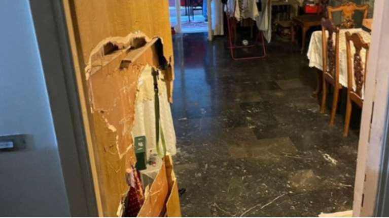 Ετσι μπήκαν στο σπίτι της δημοσιογράφου Ιωάννας Κολοβού - Έσπασαν με ηλεκτρικό πριόνι την πόρτα [εικόνες-βίντεο]