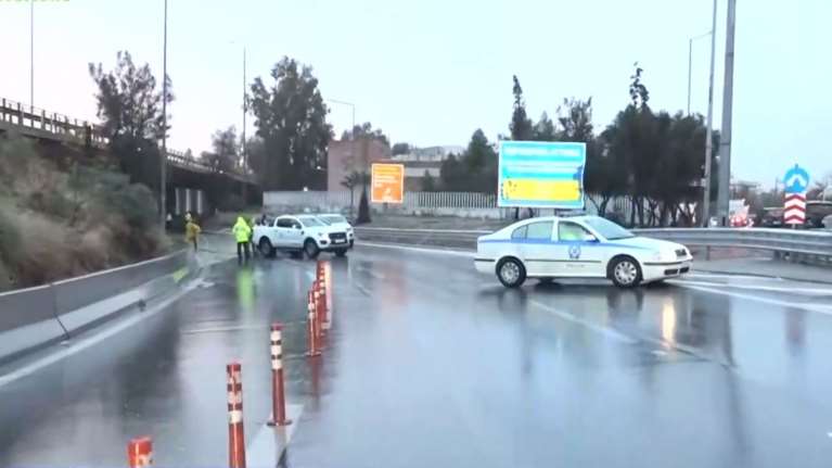 Κακοκαιρία: Από μία λωρίδα η κυκλοφορία στην Ποσειδώνος - Ποιοι δρόμοι είναι κλειστοί