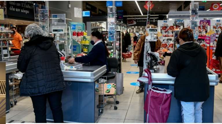 Ερευνα: Οι Έλληνες έχουν κόψει λόγω ακρίβειας συνεργεία, μάστορες και τρόφιμα- Τι λένε για το καλάθι του νοικοκυριού
