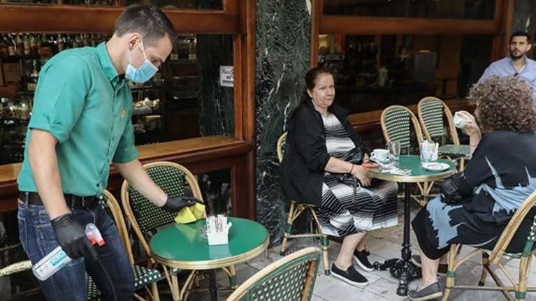 Κορονοϊός: Πάνω από 400 παραβάσεις για μάσκες σε μια μέρα - Αυτές οι περιοχές &quot;χτύπησαν κόκκινο&quot; στα πρόστιμα