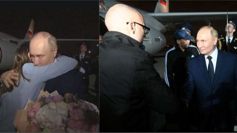 Μια ανθοδέσμη για τον πράκτορα και μία για τον δολοφόνο: Ο Πούτιν υποδέχεται τους Ρώσους κρατούμενους με λουλούδια
