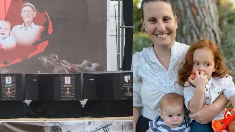 Οργή στο Ισραήλ για το σόου της Χαμάς: Σε φέρετρα επέστρεψε 4 ομήρους - Μεταξύ τους μια μητέρα με τα δύο της παιδιά