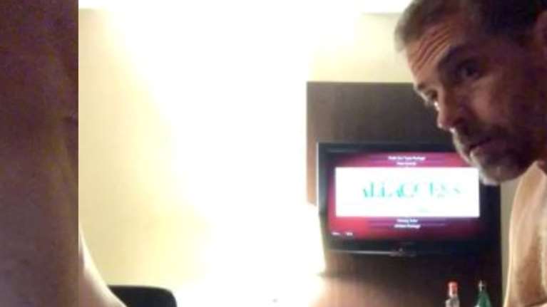 Σάλος με ντροπιαστικό βίντεο με τον γιο του Μπάιντεν: Ο Χάντερ γυμνός με όπλο σε δωμάτιο ξενοδοχείου - Μαζί του μια πόρνη