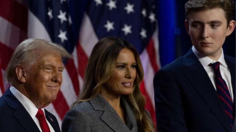 Πώς ο 18χρονος γιος του Τραμπ βοήθησε τον πατέρα του να κερδίσει την ψήφο των νέων - Ο στρατηγικός ρόλος του Μπαρόν