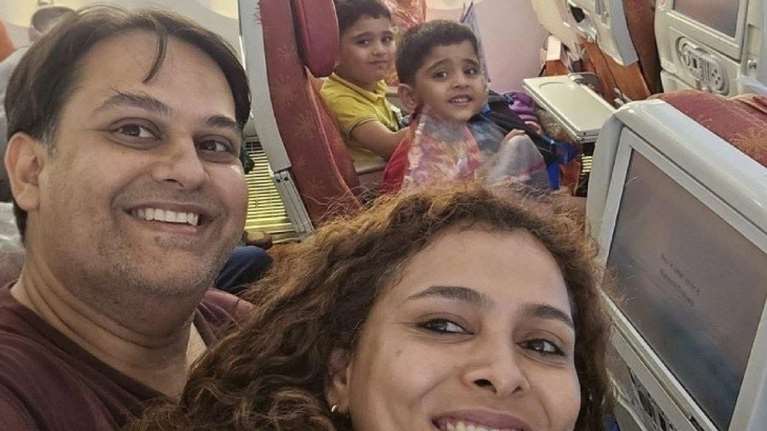 Συντριβή αεροπλάνου στην Ινδία: Η τελευταία σέλφι μιας χαρούμενης οικογένειας λίγο πριν από την τραγωδία